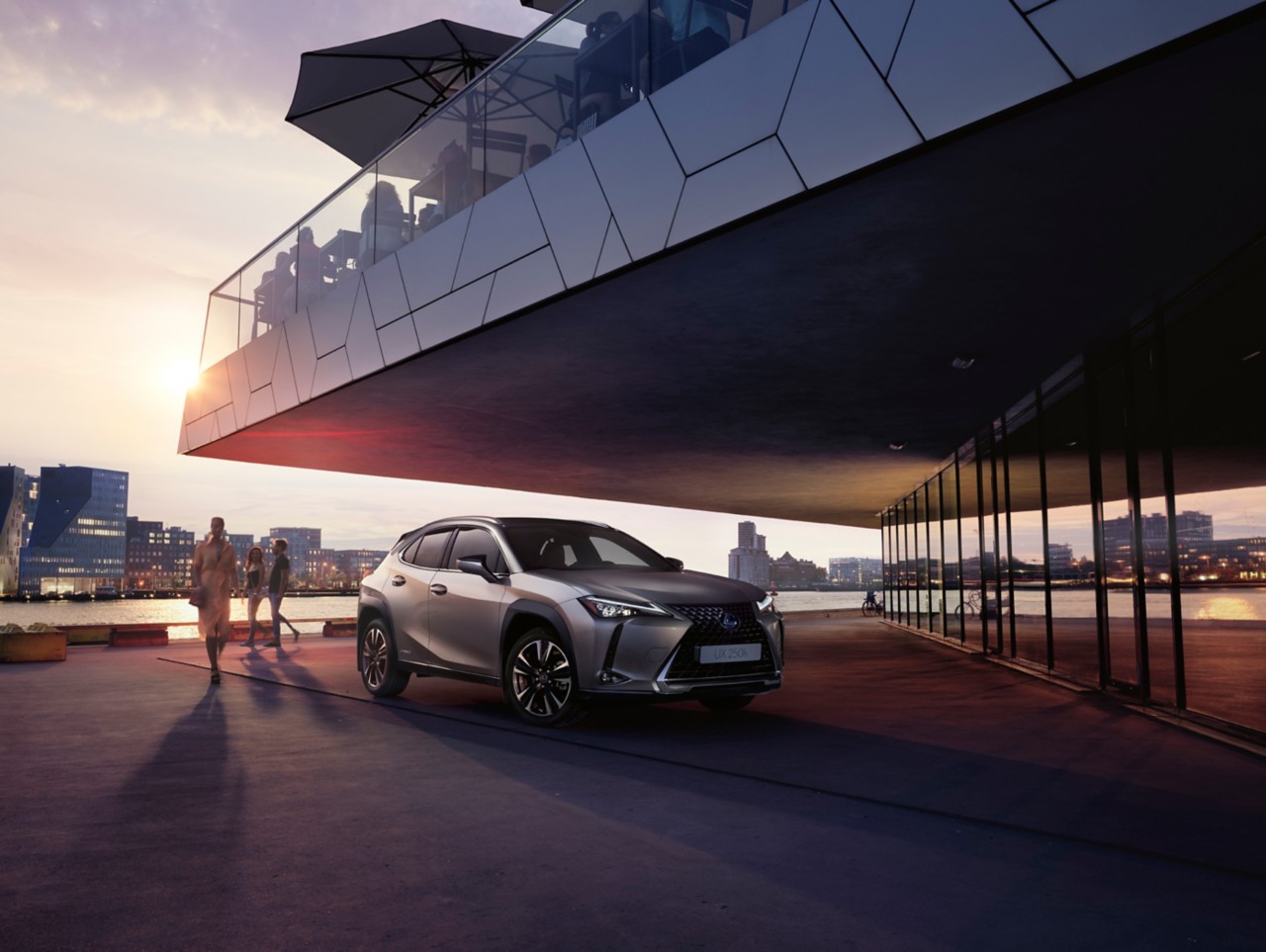 Lexus объявляет о запуске нового компактного инновационного кроссовера Lexus UX в Казахстане.