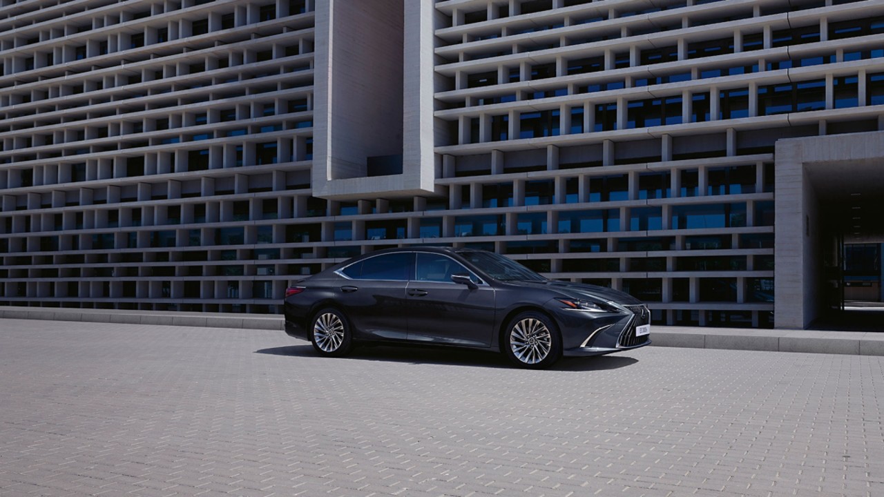 A black Lexus ES 300h